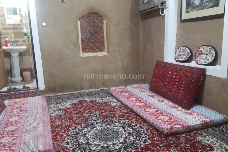 اتاق بالا نشین اقامتگاه بومگردی در شاهرود