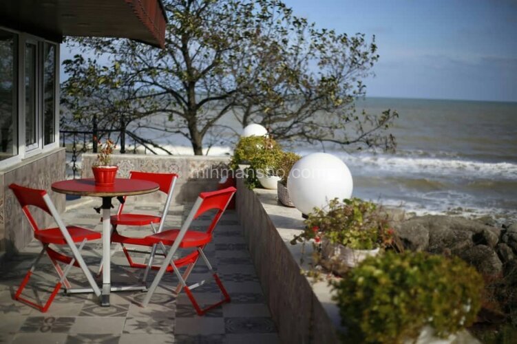 خانه ویلایی سه خواب ساحلی تراس چسبیده به دریا در رامسر