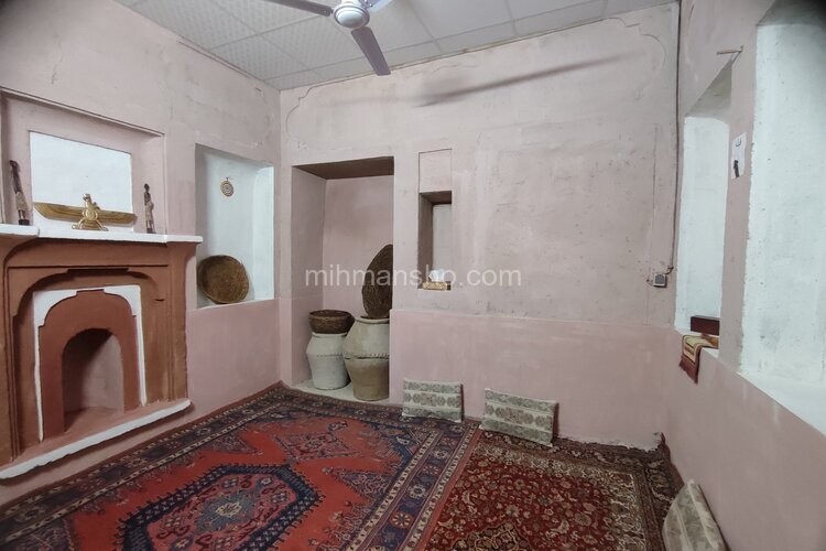 اتاق (4) در اقامتگاه بومگردی گلپایگان