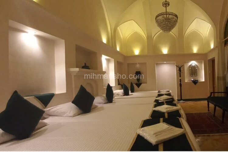 اتاق 5 تخته شورانگیز در اقامتگاه بومگردی در کاشان