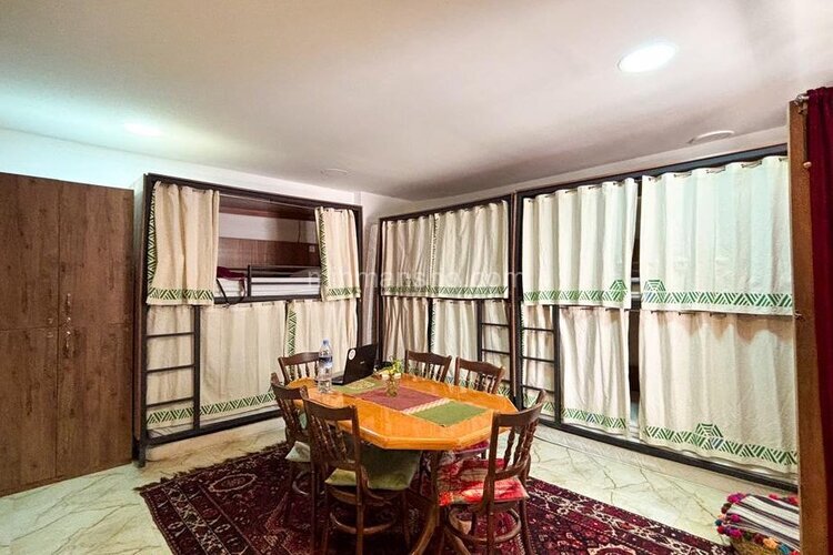 اتاق اشتراکی 8 نفره آقایان در اقامتگاه بومگردی اصفهان