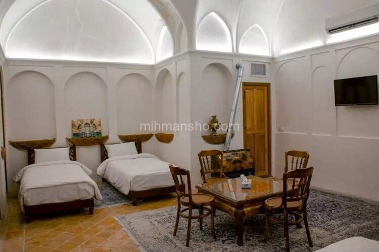 اتاق سنتی چهار نفره شاه نشین در بوم گردی کاشان