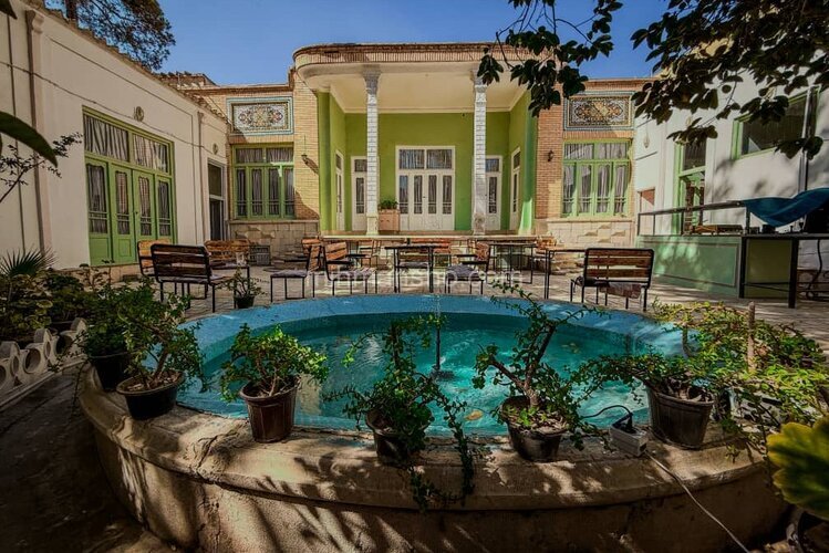 اتاق استاد فرشچیان در اقامتگاه بومگردی اصفهان