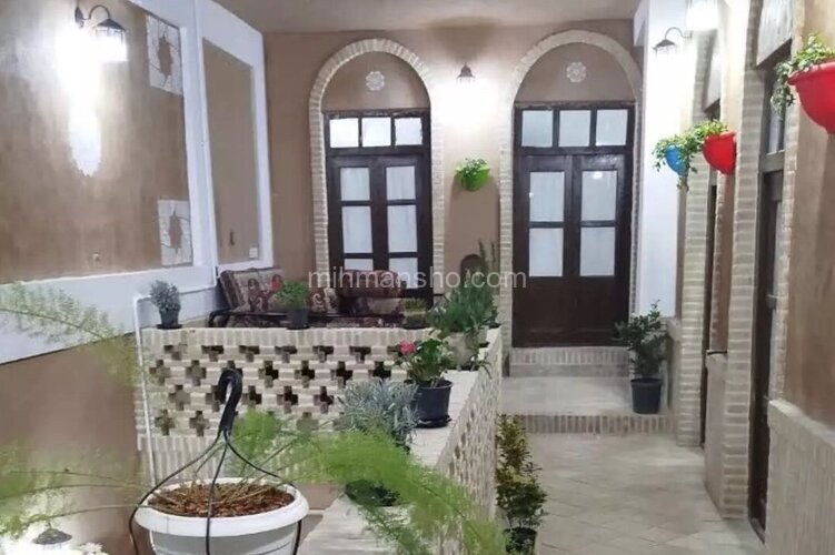 اتاق یک تخت در اقامتگاه بومگردی یزد