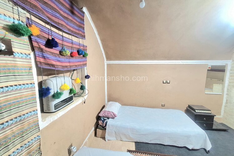خوابگاه دخترانه 3 نفره قاجار در یزد