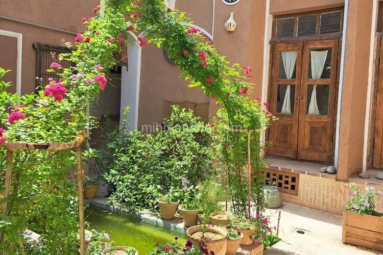 اتاق پنج تخت اقامتگاه سنتی در یزد