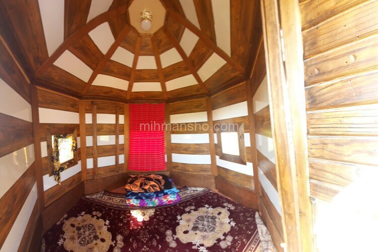 اتاق 9 متری چوبی در اقامتگاه بومگردی در ماه نشان