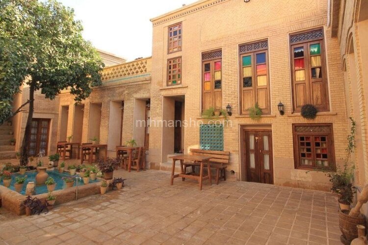 اتاق 4 نفره پنج دری در اقامتگاه سنتی شیراز