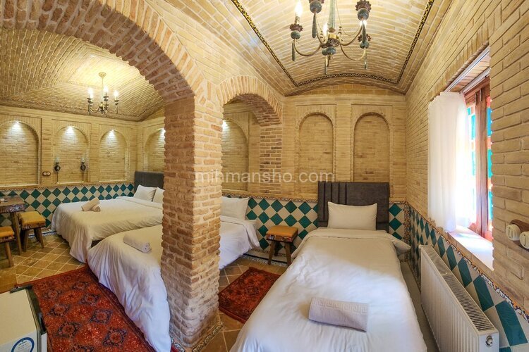 اتاق نیلوفر در اقامتگاه بومگردی شیراز