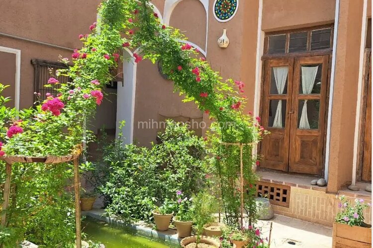 اتاق دوتخت اقامتگاه سنتی در یزد