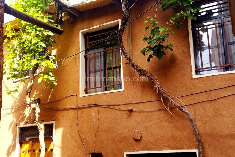 اتاق طبقه اول اقامتگاه سنتی در نطنز | نمای ساختمان