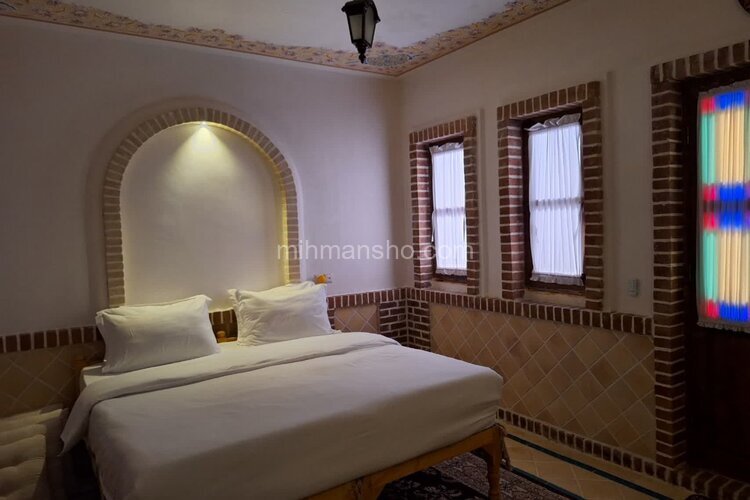 اتاق 5 در طبقه زیرهمکف اقامتگاه بومگردی نطنز | تخت دبل اتاق حوضخانه5