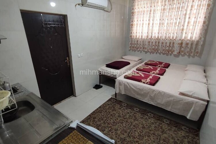 اتاق 101 چهار تخت در مسافرخانه قم