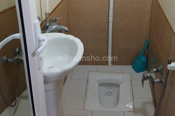 اتاق سه تخته در مسافرخانه قم