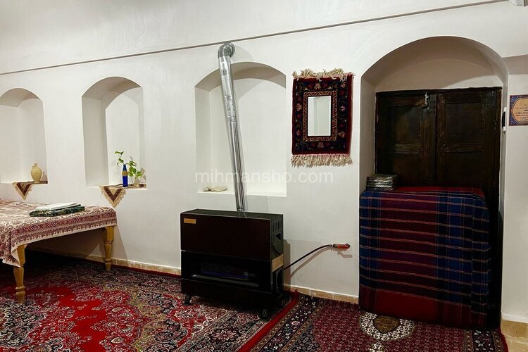 اتاق سنتی پنج دری در اقامتگاه بومگردی شاهین شهر و میمه