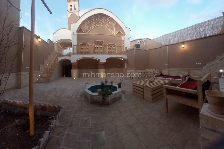 اتاق شاه نشین در اقامتگاه بومگردی کاشان