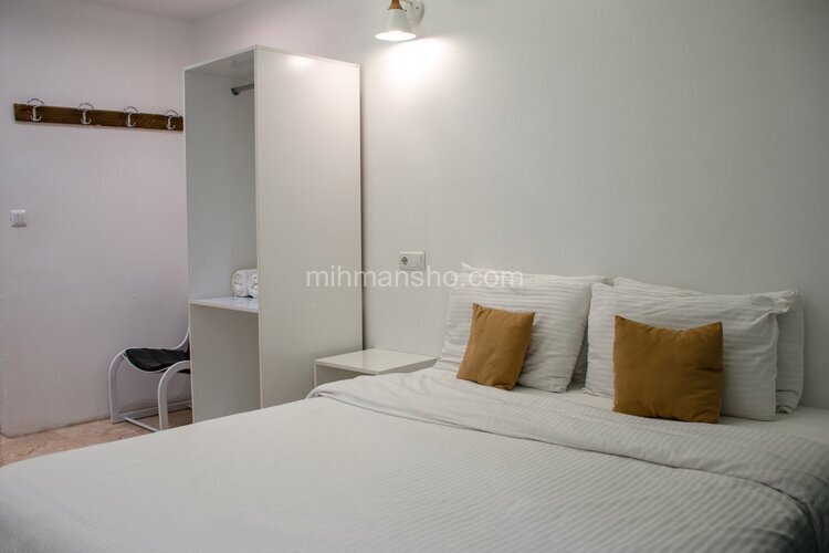 اتاق دونفره تراس دار در هاستل در اصفهان