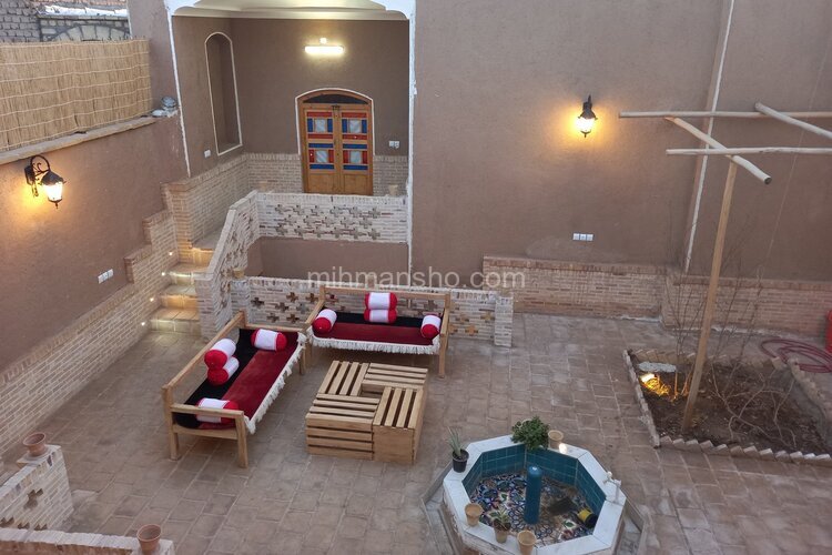 اتاق نشیمن در طبقه زیرهمکف اقامتگاه بومگردی کاشان