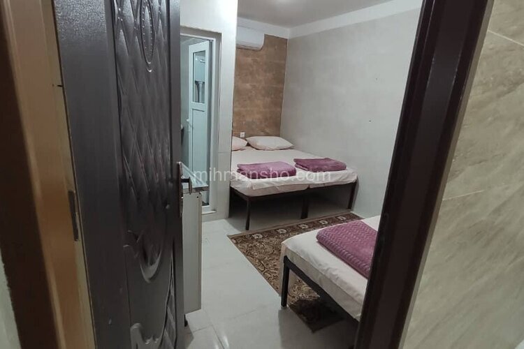 اتاق 103 سه تخت در مسافرخانه قم