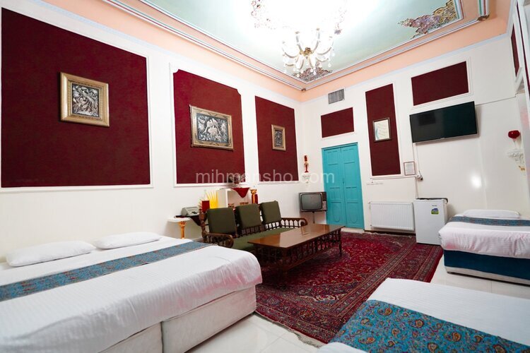 اتاق چهارنفره شاه نشین در اقامتگاه بومگردی اصفهان