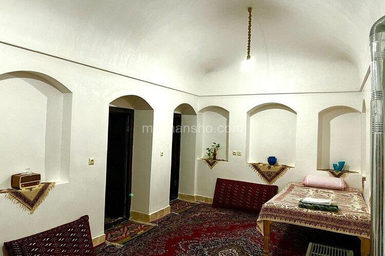 اتاق سنتی پنج دری در اقامتگاه بومگردی شاهین شهر و میمه