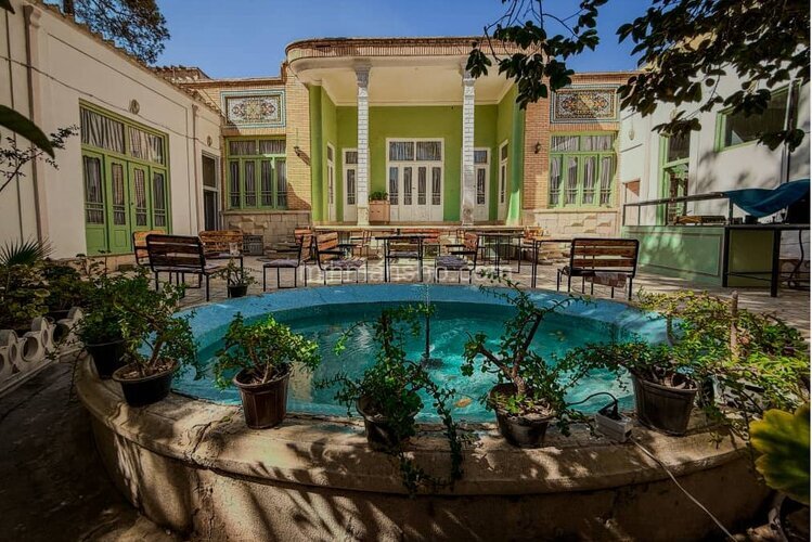 اتاق استاد همایی در اقامتگاه بومگردی اصفهان