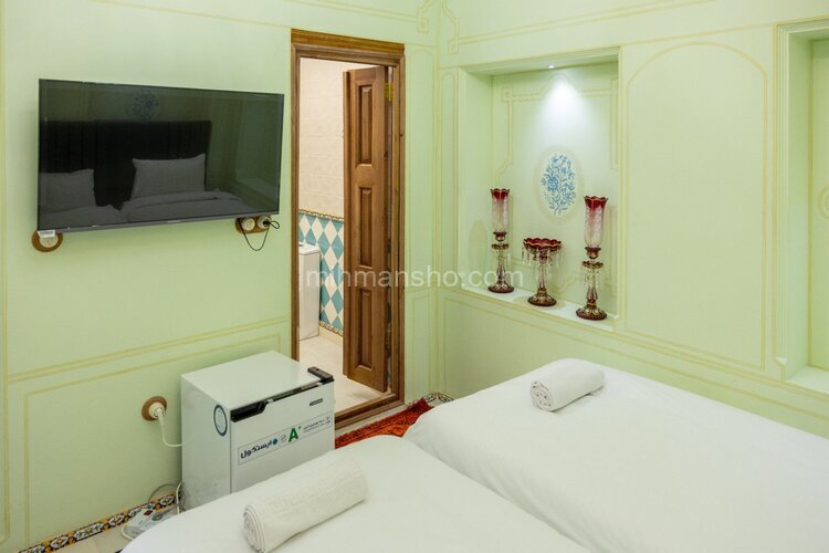 اتاق لاله در اقامتگاه بومگردی شیراز