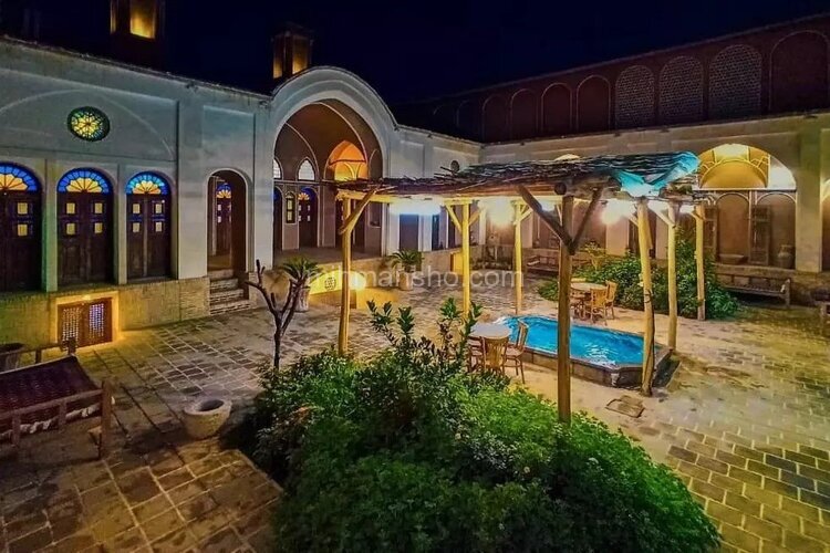 اتاق سنتی دوتخته گوشواره پنج دری در بوم گردی کاشان