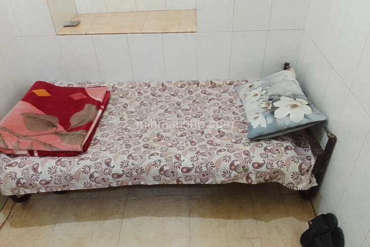 اتاق 8 در مسافرخانه در همدان
