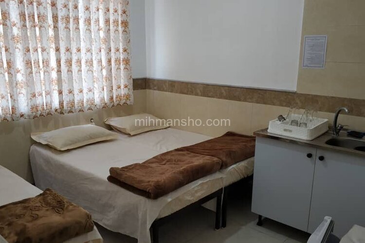 اتاق 301 سه تخت در مسافرخانه قم