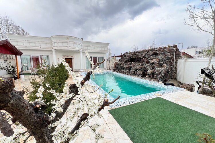 ویلا سه خواب استخردار رز آبی در چهارباغ