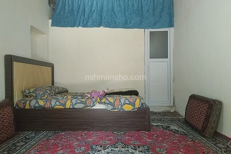 اتاق ماندانا در اقامتگاه بومگردی همدان