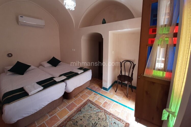 اتاق 4 تخته سرنا و کرنا در اقامتگاه بومگردی کاشان