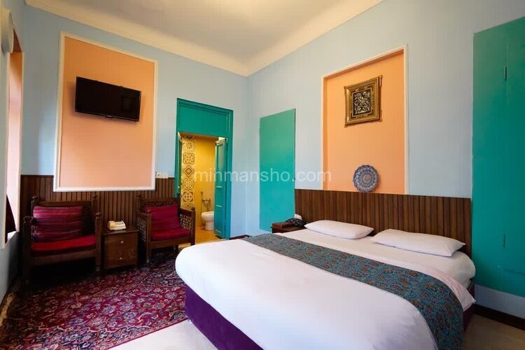 اتاق دونفره بنفشه در اقامتگاه بومگردی اصفهان