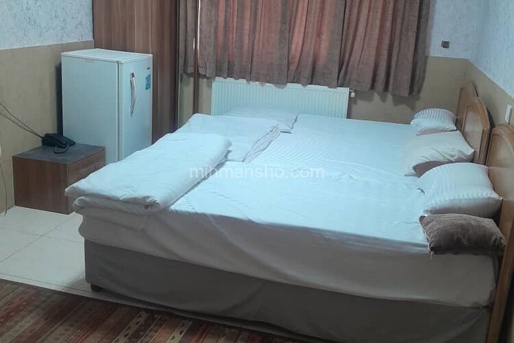 اتاق 102 سه تخت در مسافرخانه میدان خراسان
