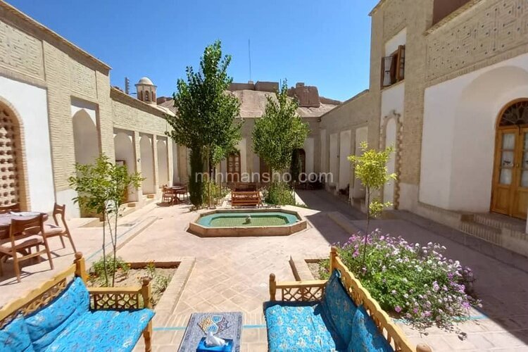 اتاق شاه نشین در اقامتگاه بومگردی کرمان