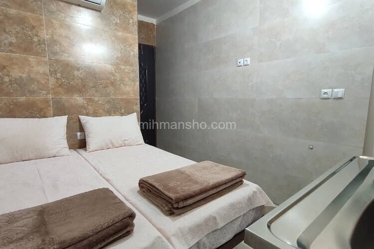 اتاق 402 دو تخت در مسافرخانه قم