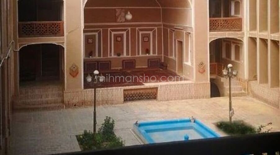 اتاق در اقامتگاه بومگردی در یزد | نمای حیاط