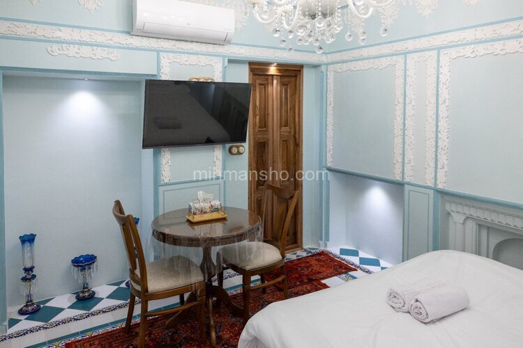 اتاق نسترن در اقامتگاه بومگردی شیراز