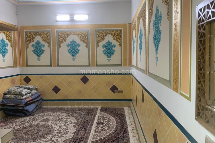 اتاق تک درخت در اقامتگاه بومگردی کاشان