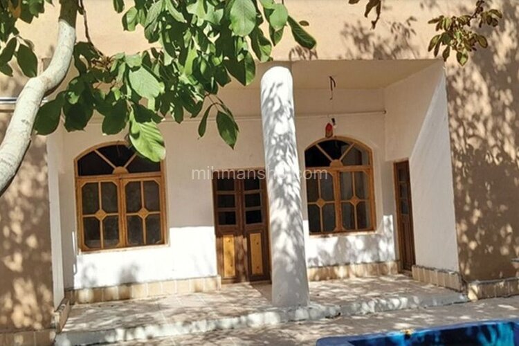 اتاق شاه نشین در اقامتگاه بومگردی دهاقان