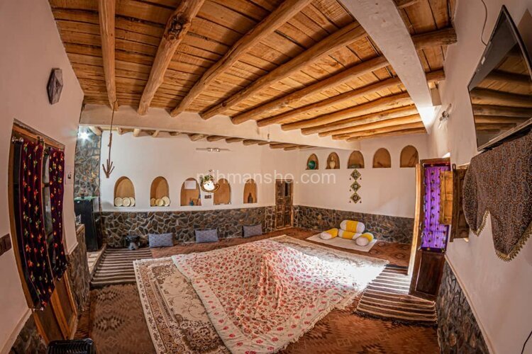 اتاق بهارنارنج دراقامتگاه بوم گردی برزک کاشان