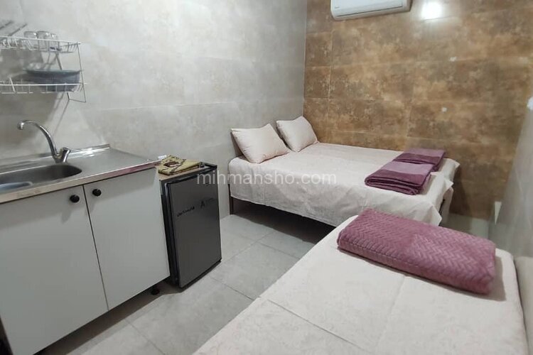 اتاق 204 سه تخت در مسافرخانه قم