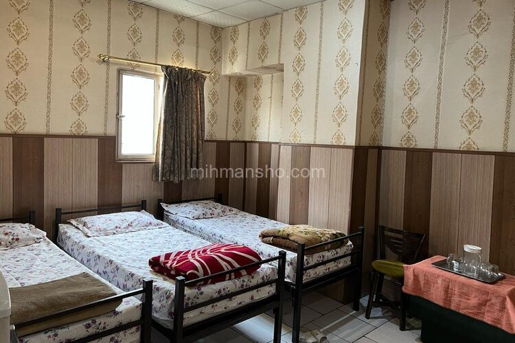 اتاق پنج تخت در مهمانپذیر خیابان کارگر
