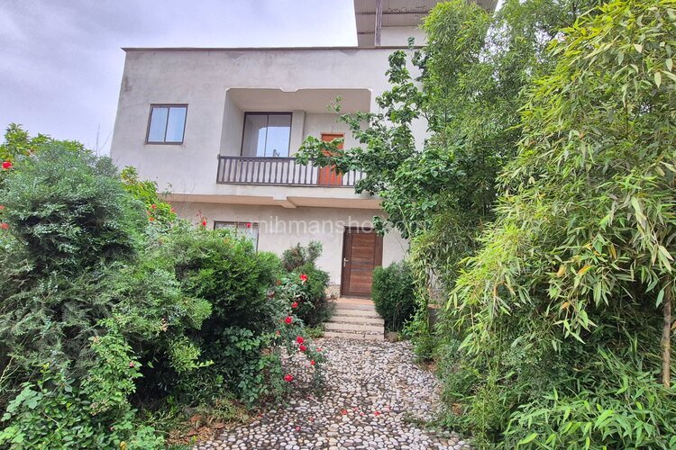 ویلا دوبلکس دوخواب مبله در بابل | نمای ویلا و فضای سبز