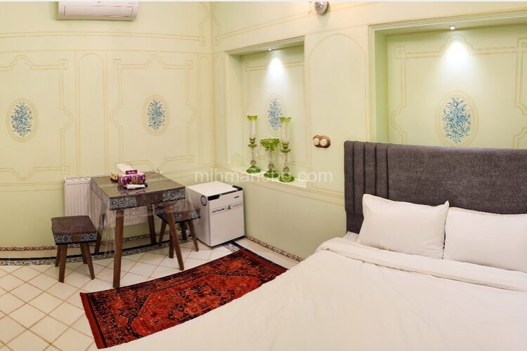 اتاق آلاله در اقامتگاه بومگردی شیراز