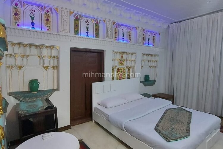 اتاق 3 تخته ترنج دراقامتگاه بومگردی در اصفهان