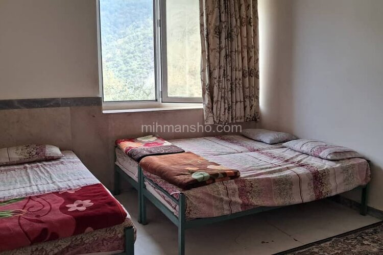 اتاق 3 تخت در اقامتگاه بومگردی آمل 4