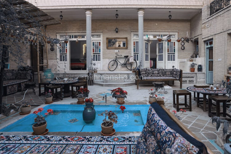 اتاق نارنج در اقامتگاه بومگردی در اصفهان