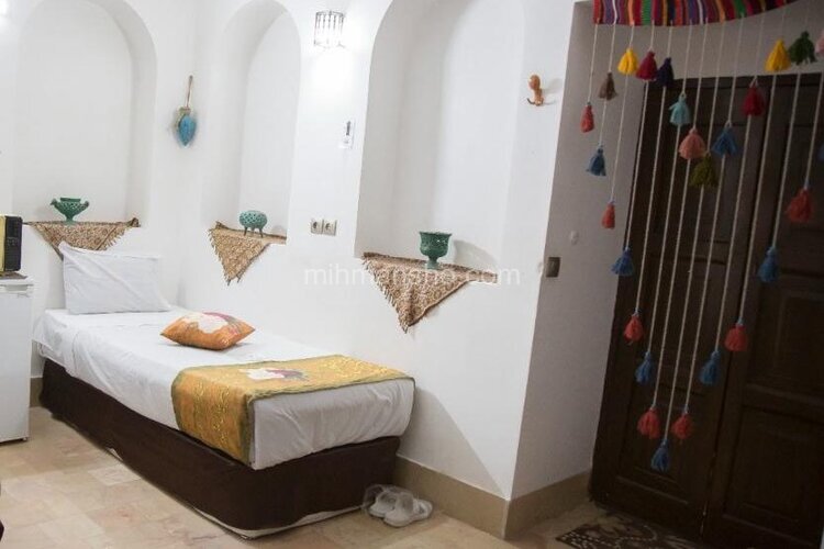 اتاق یک تخته در هتل سنتی در یزد